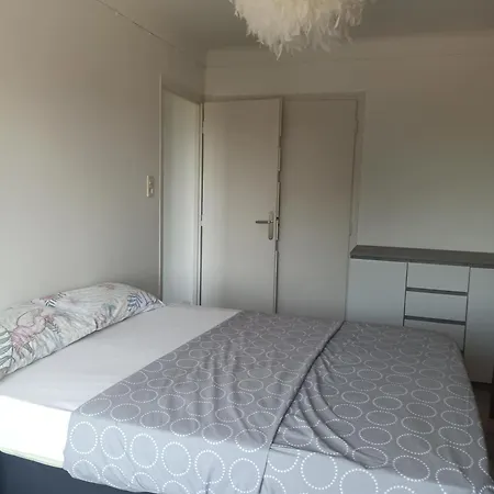 Apartment T2 40m2 A 250 M De La Et De La Place Mediterranee *